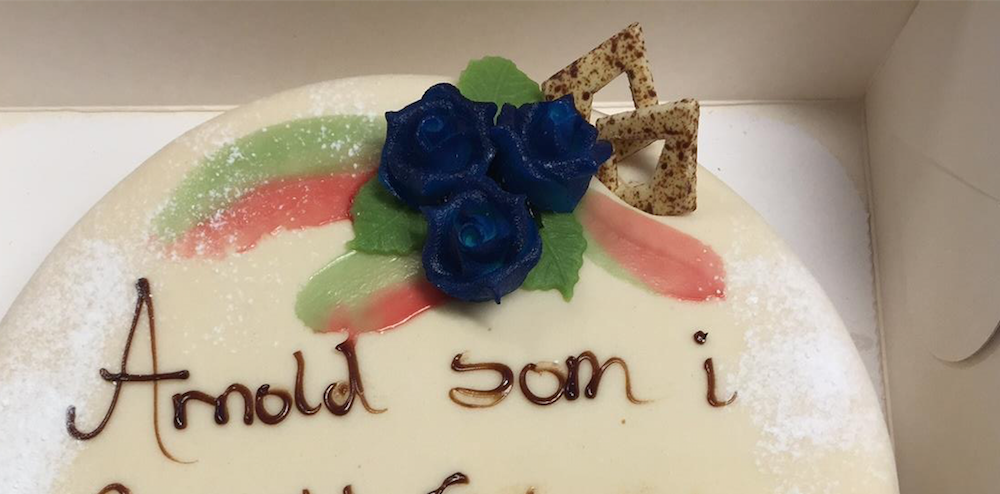 Kollega bestilte kake til Arnolds jubileum: Alle på arbeidsplassen knakk sammen av latter da de så den