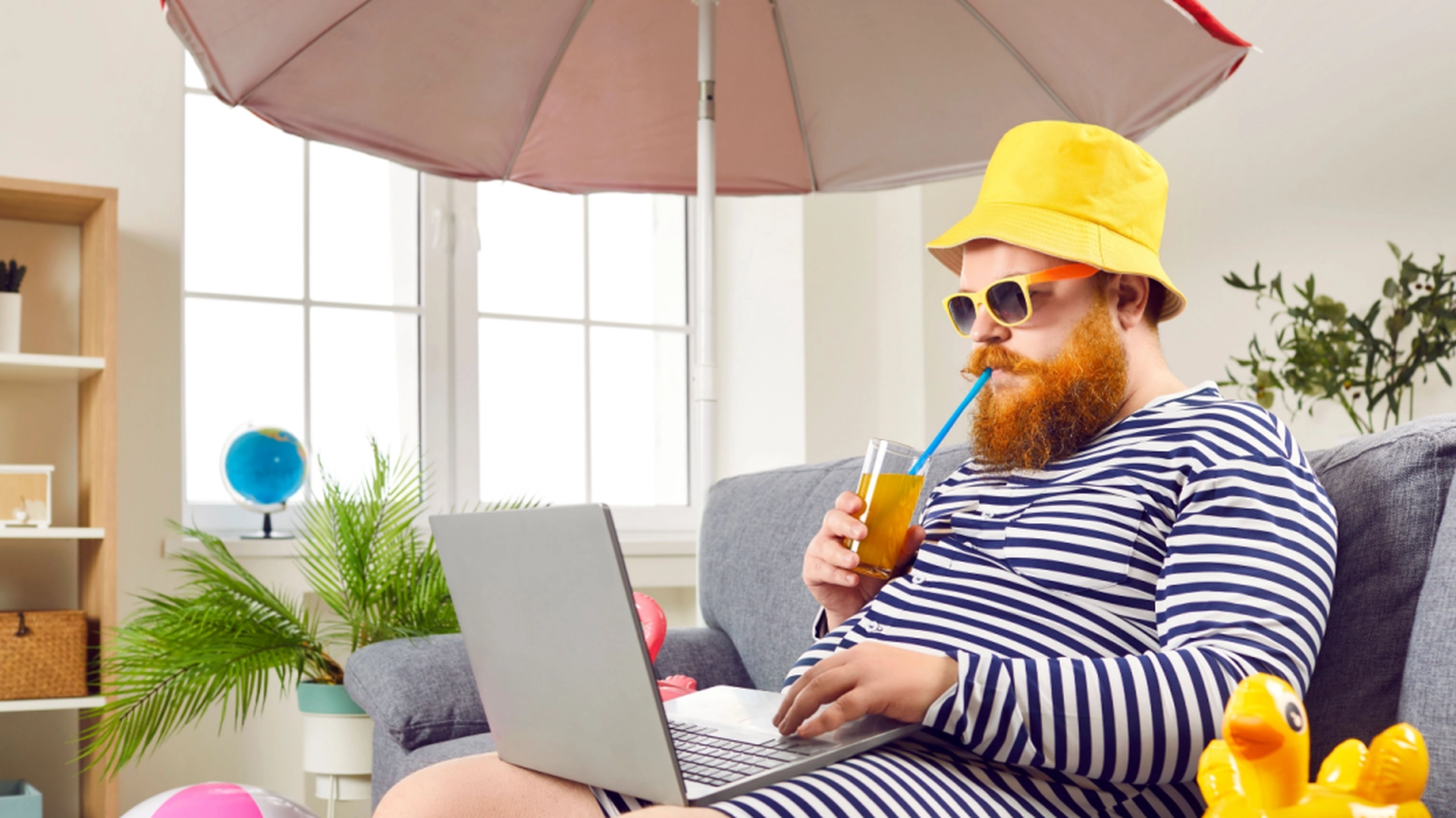 For deg som jobber mens andre er på ferie: 8 tips for å gjøre arbeidsdagen til en miniferie