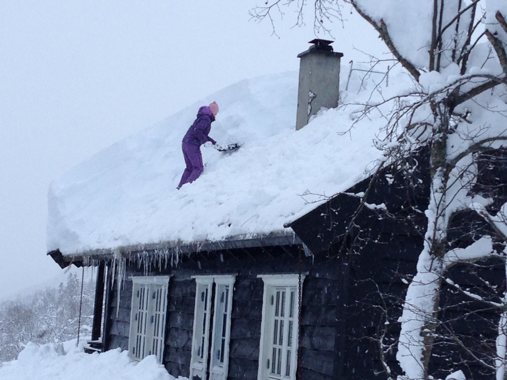 Derfor må du måke vekk snøen så snart som mulig