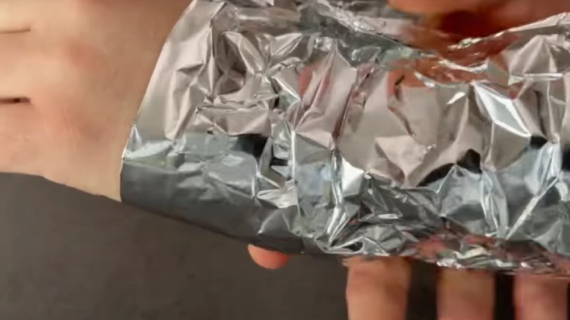 Han legger aluminiumsfolie rundt armen: Folk tror ikke sine egne øyne når de ser hva som skjer videre