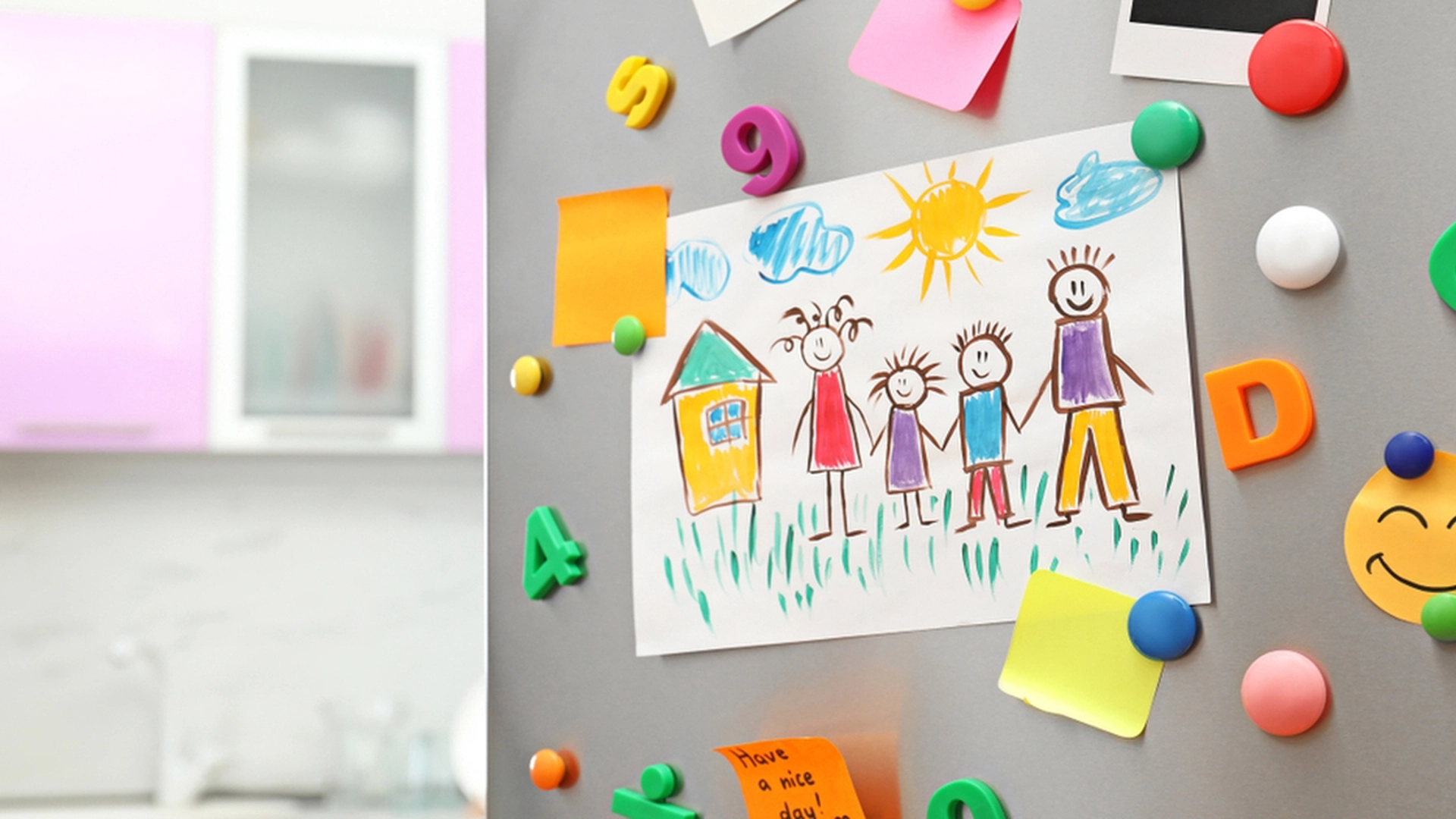 Her er grunnen til at du aldri bør ha magneter hengende på kjøleskapet