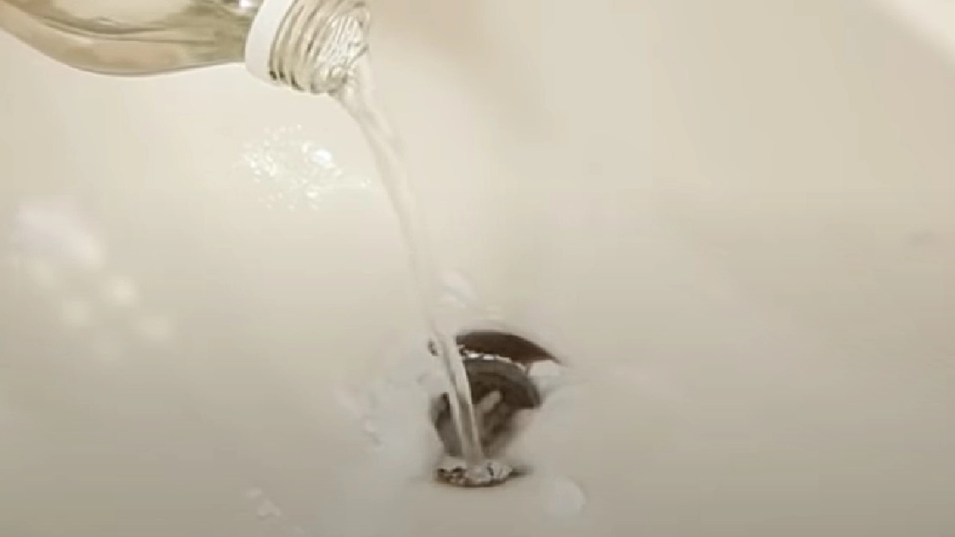 Ha natron og eddik i vasken din: Se så det overraskende som skjer