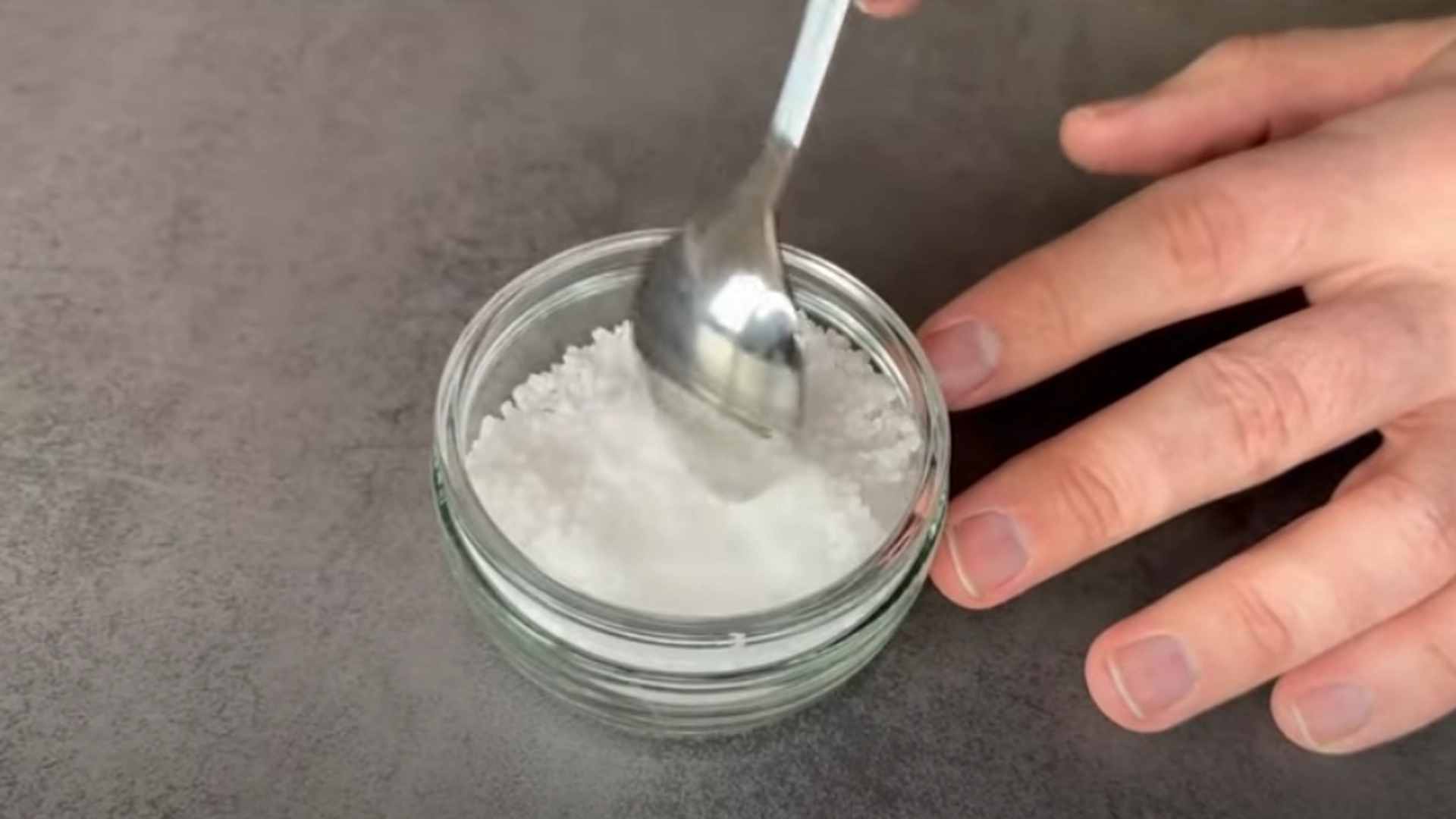 Han gjør salttrikset, som får gjestene dine til å måpe: Når du ser hvor enkelt det er, vil du gjøre det samme