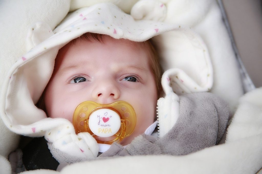 Forvirret mor skjønner ikke hvorfor babyen hennes lukter av fisk – så oppdager legen den ekle grunnen