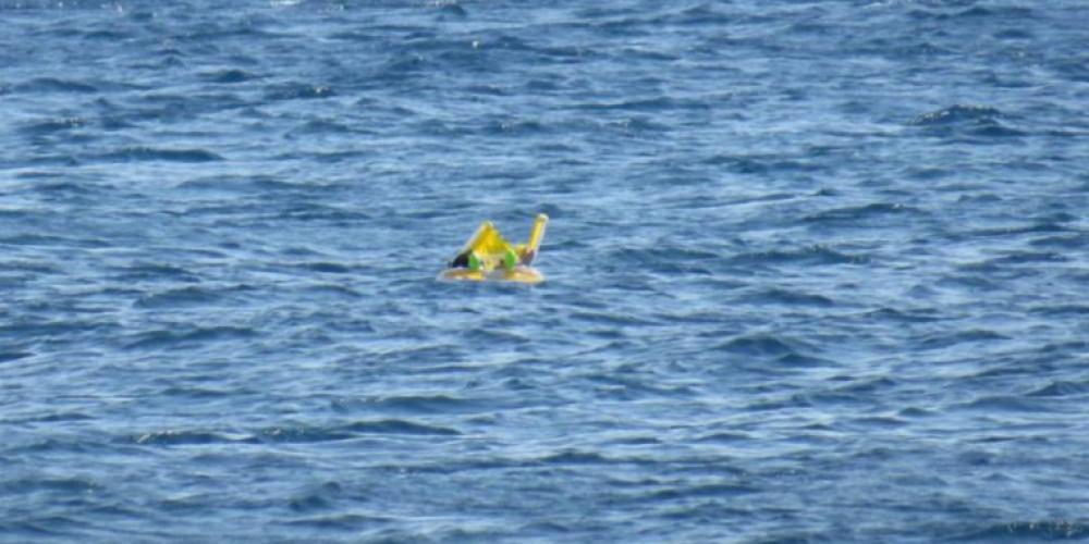 Baby funnet flytende 1 km ut på havet etter sol-sultne foreldre glemte alt om henne