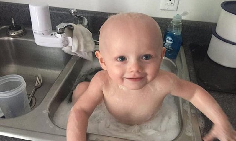 Politibetjenter redder baby dekket av oppkast og vasker ham i håndvasken på politistasjonen