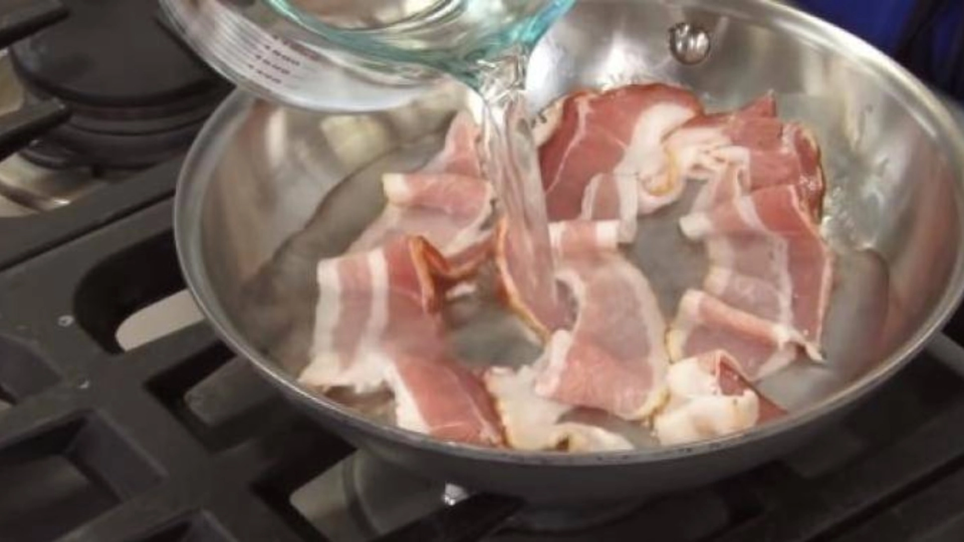 Han heller vann på bacon: Nå har det geniale trikset gått viralt