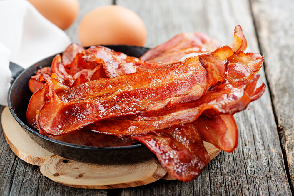Han heller vann på bacon – Dette trikset er genialt