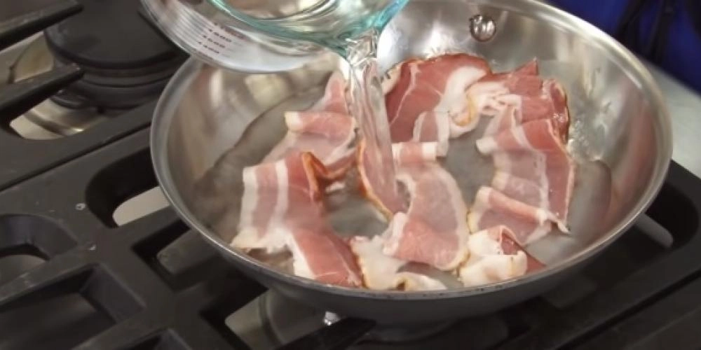 Han tømmer vann på bacon – dette trikset er strålende