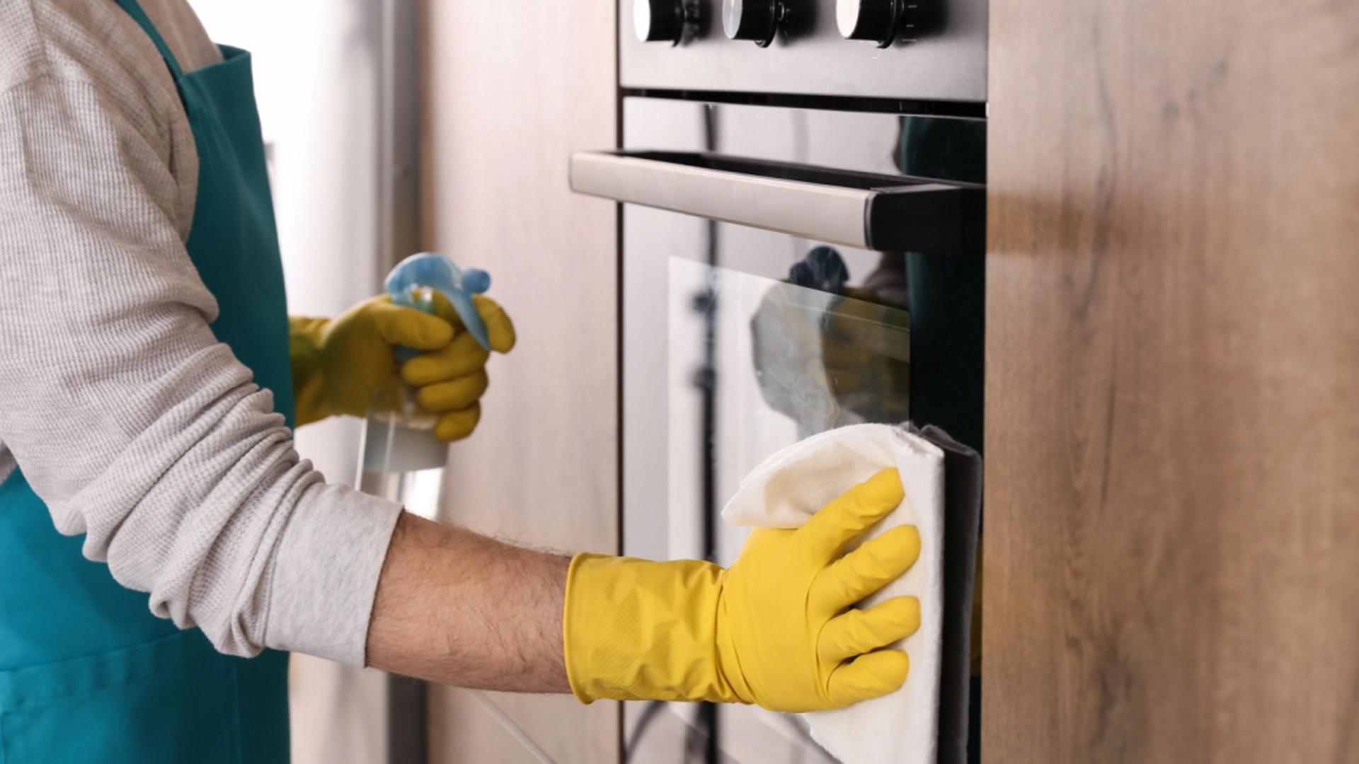 Slik fjerner du fett fra ovnsglass på 15 minutter med én ingrediens