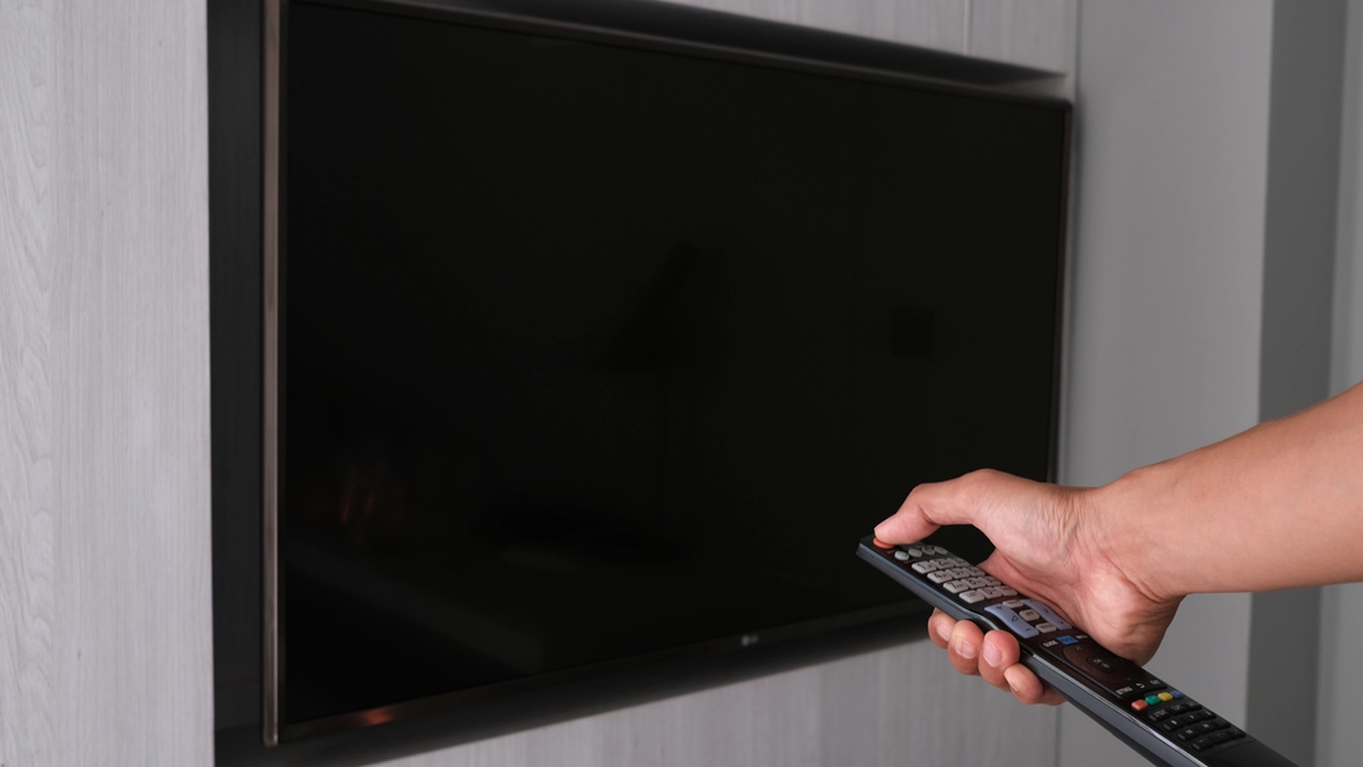 På denne måten kan du rengjøre TV-en uten striper eller skader