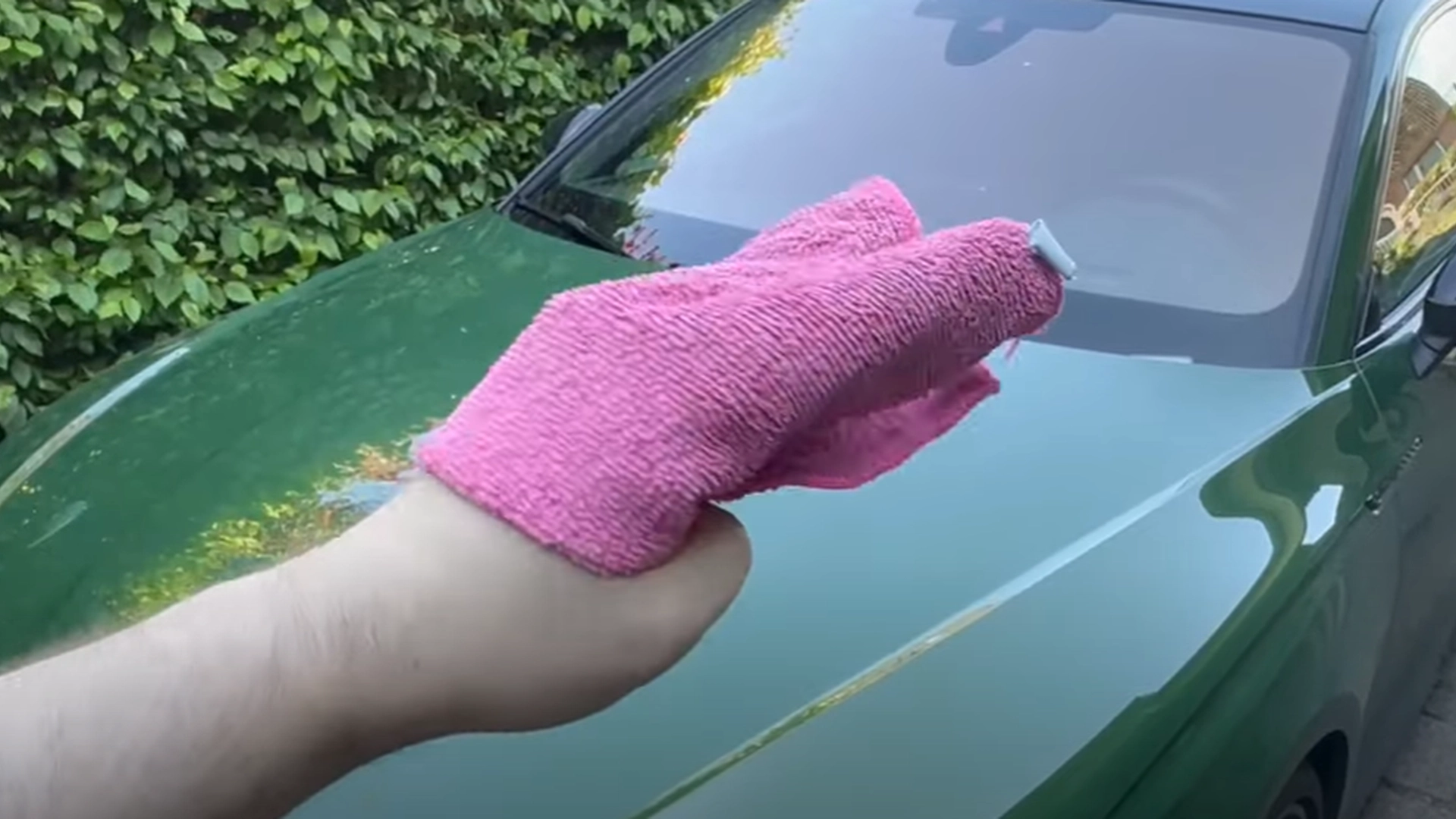Få bilen din skinnende ren med denne geniale metoden
