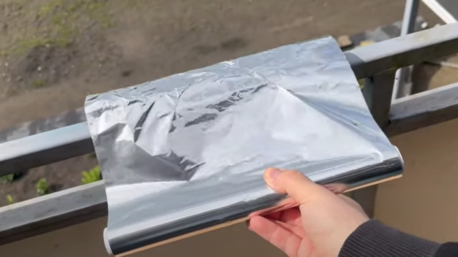 Han dekker balkongen sin med sølvpapir: Se magien som skjer