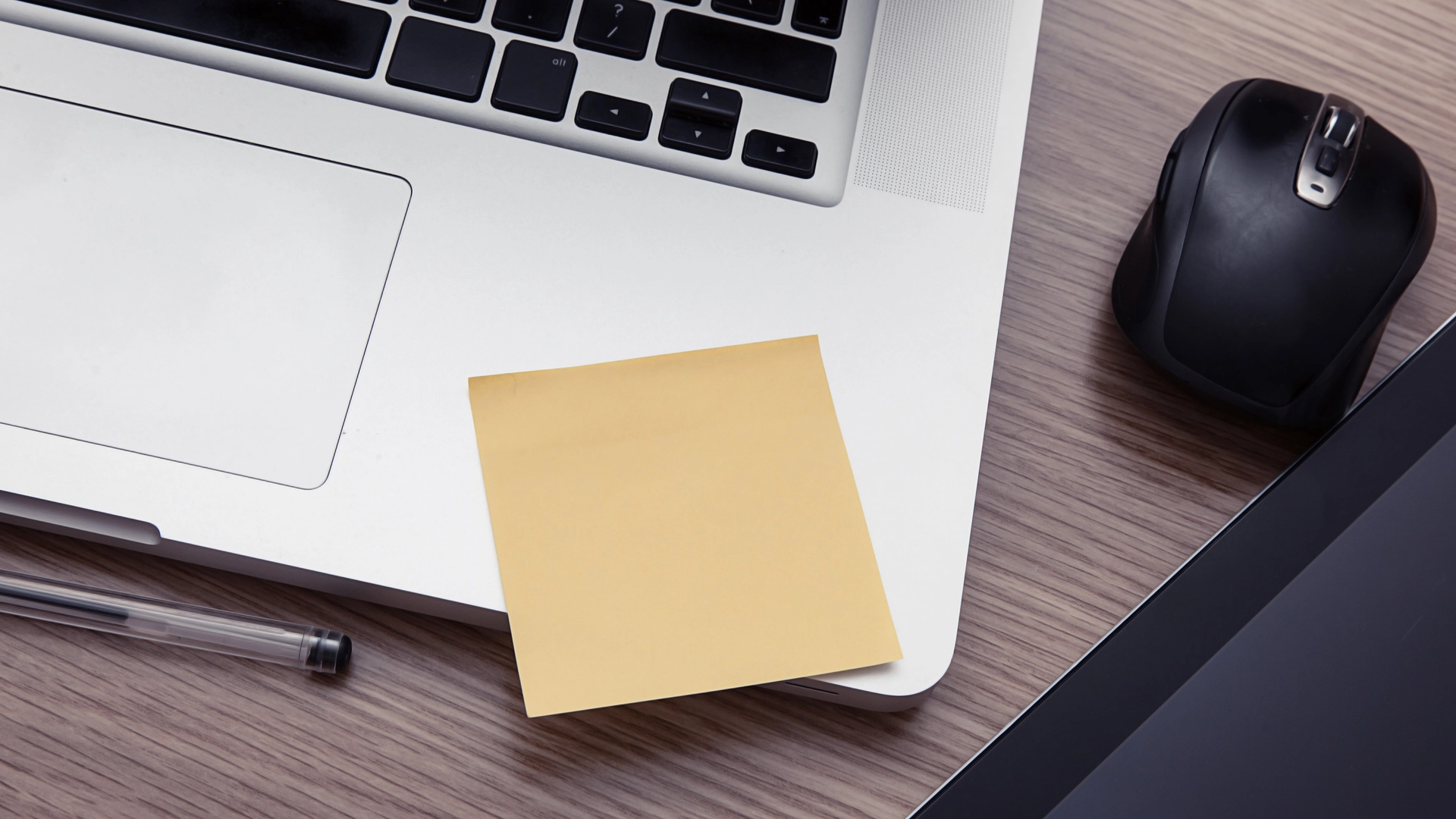 Er tastaturet skittent? Slik kan du rengjøre det med en post-it