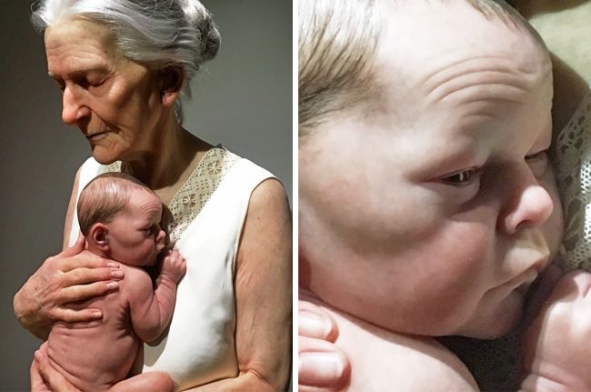 Det likner på et bilde av en bestemor som holder barnebarnet sitt, men vent til kameraet zoomer inn
