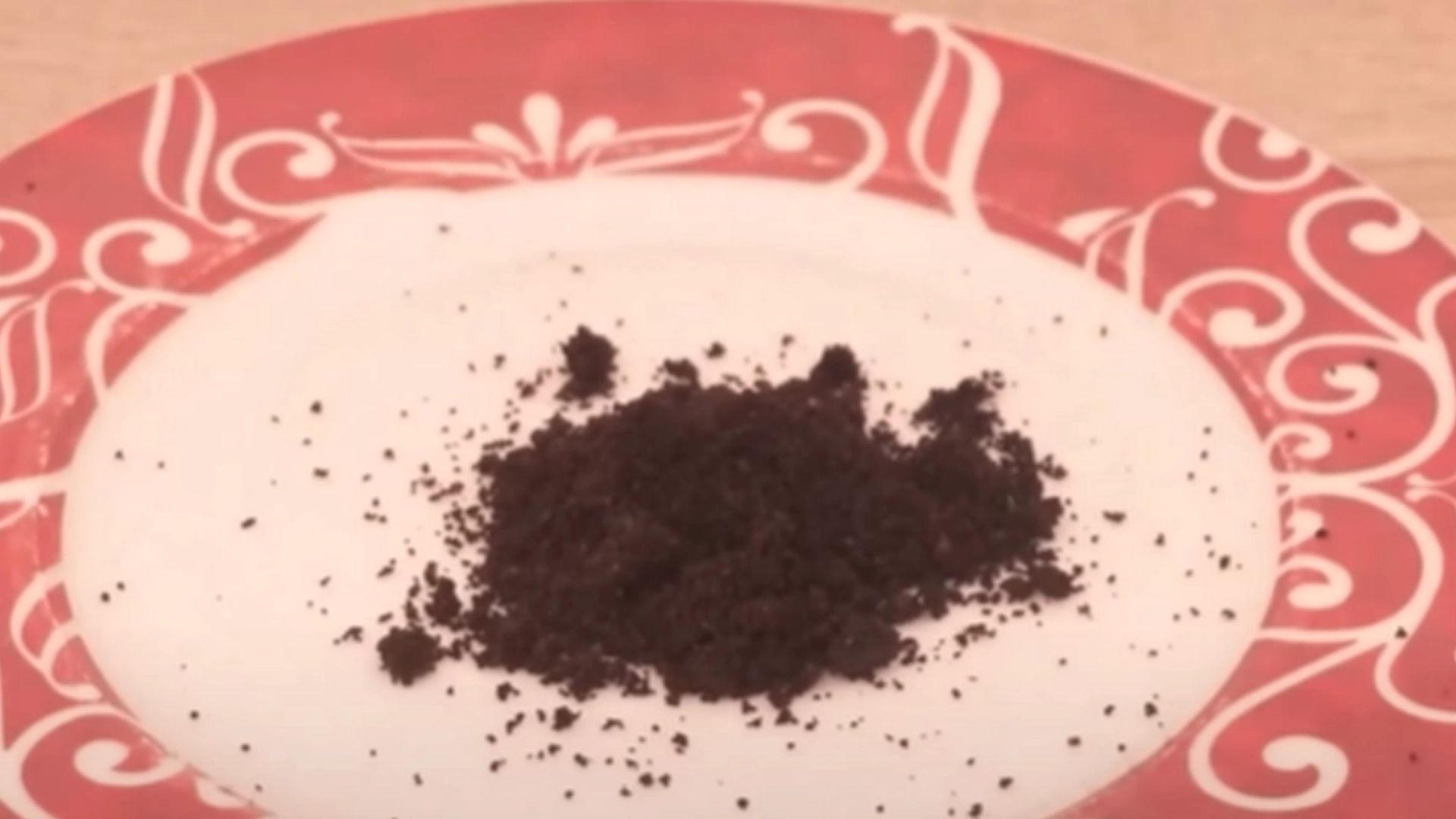 Kaffegrut i vinduskarmen er en billig løsning på et utbredt problem