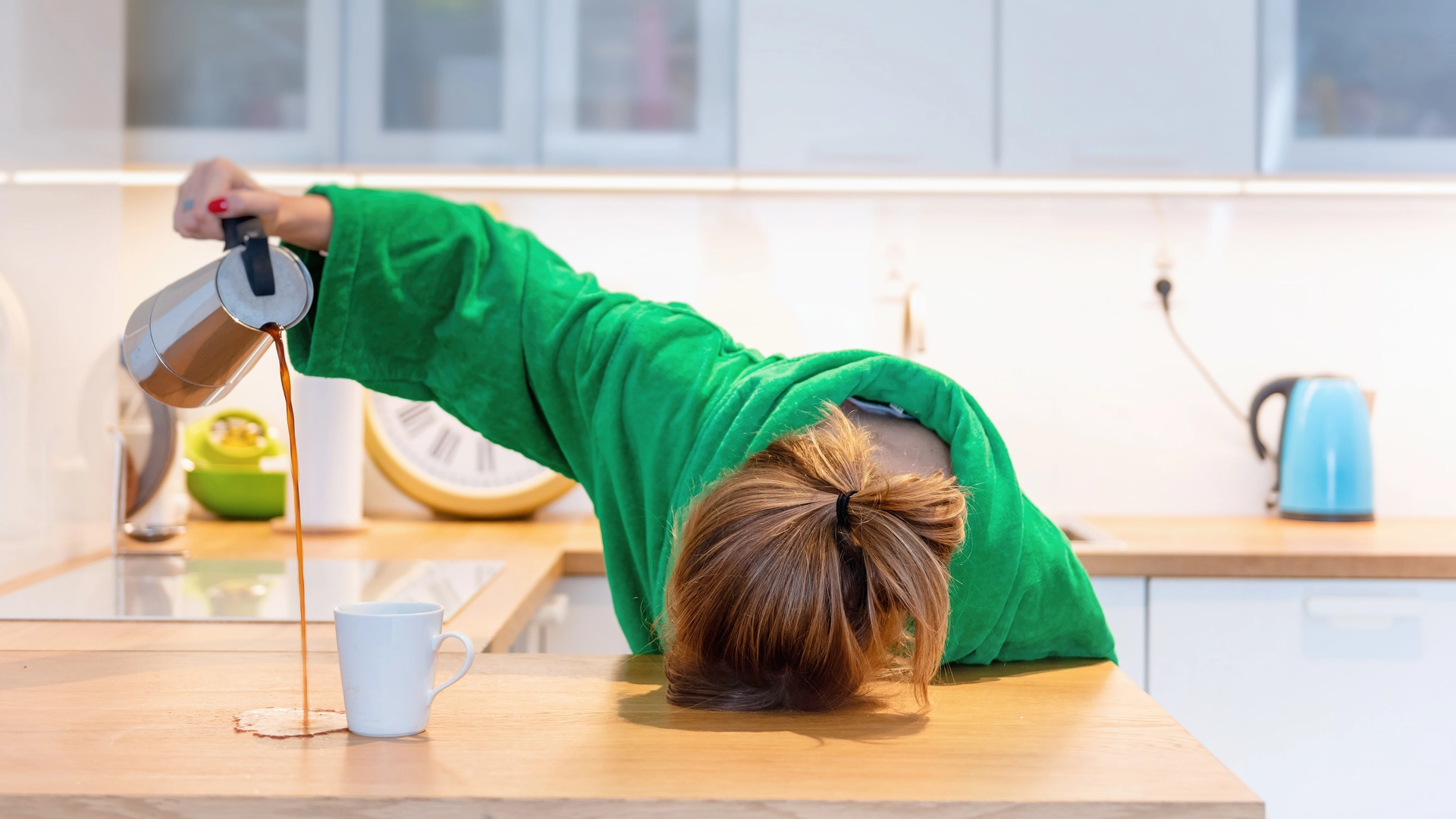 Drikk et stort glass vann og 5 andre triks som kan gi deg mer energi om morgenen
