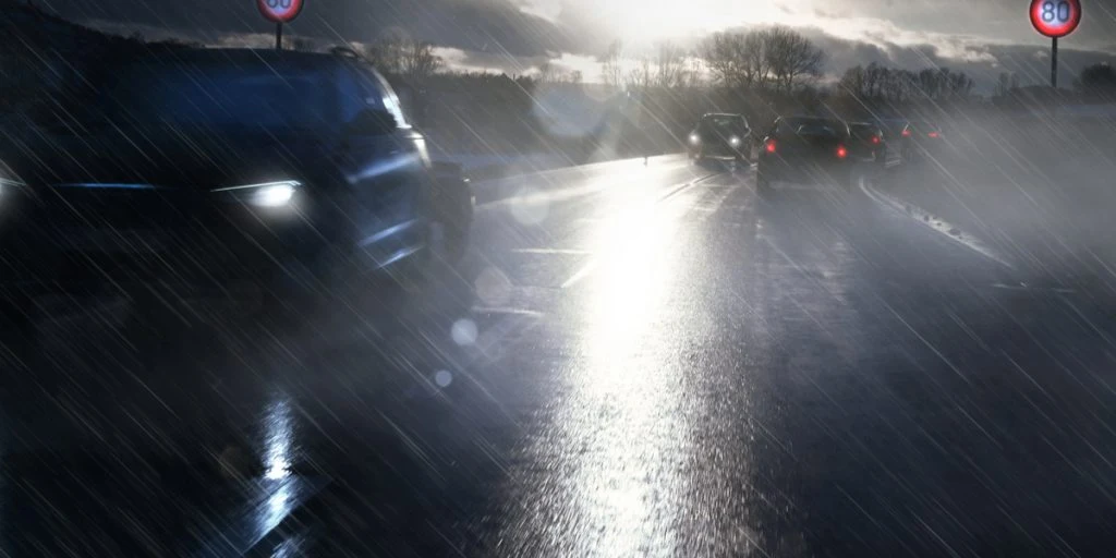 Politiet kjøper ikke fart bøllens forklaring og legger han i håndjern: Så begynner det plutselig å lukte fra baksetet