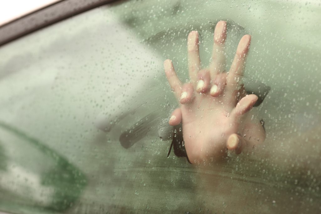 Naken mann brast inn i tre: Hadde sex i bilen mens baby satt i baksetet