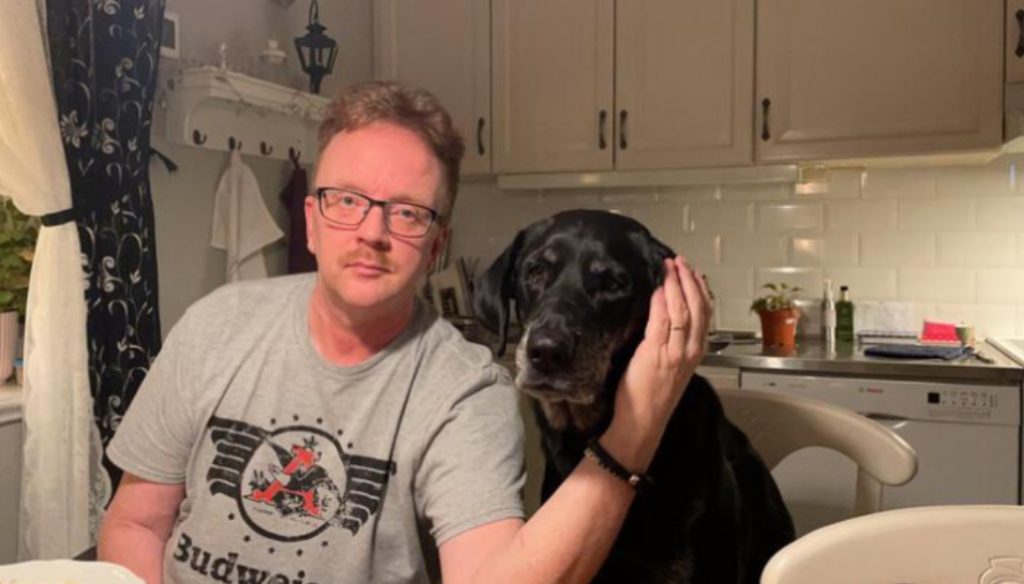 Mann lå døende på gulvet: Så viser Gibson hvorfor hunden er mannens beste venn