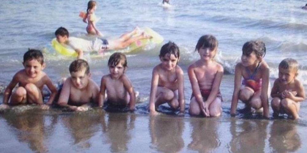 Syv barn er fotografert på stranden – 10 år senere spotter hun en gal detalje