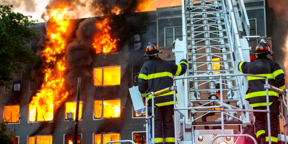 Fire små barn drept i brann: Ble etterlatt alene hjemme