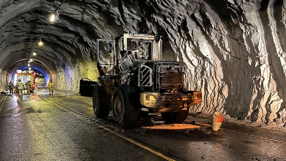 E16 stengt etter brann i tunnel