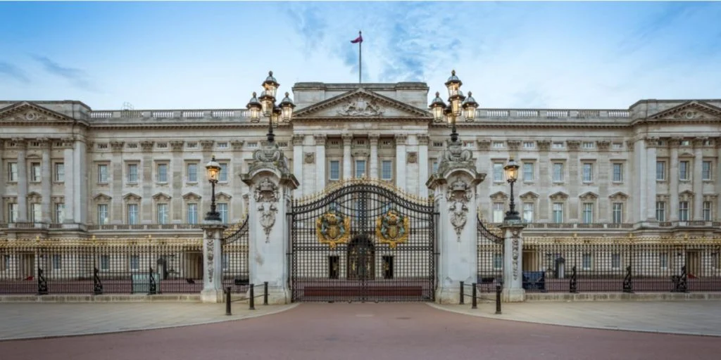 Vil omdanne Buckingham Palace til en pub: &laquo;Dronningen er flyttet&raquo;