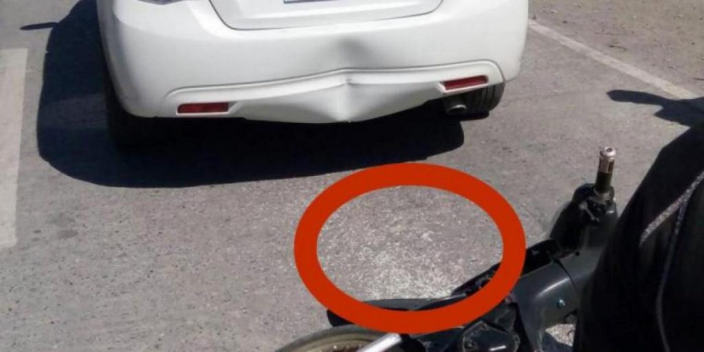 Bilist blir gal når motorsyklist kjører inn i han: Når han ser på baksiden, endres situasjonen