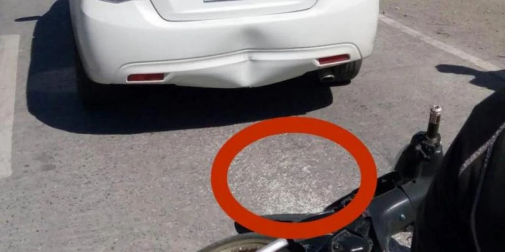 Bilist blir gal når motorsyklist kjører inn i han: Når han ser på baksiden, endres situasjonen