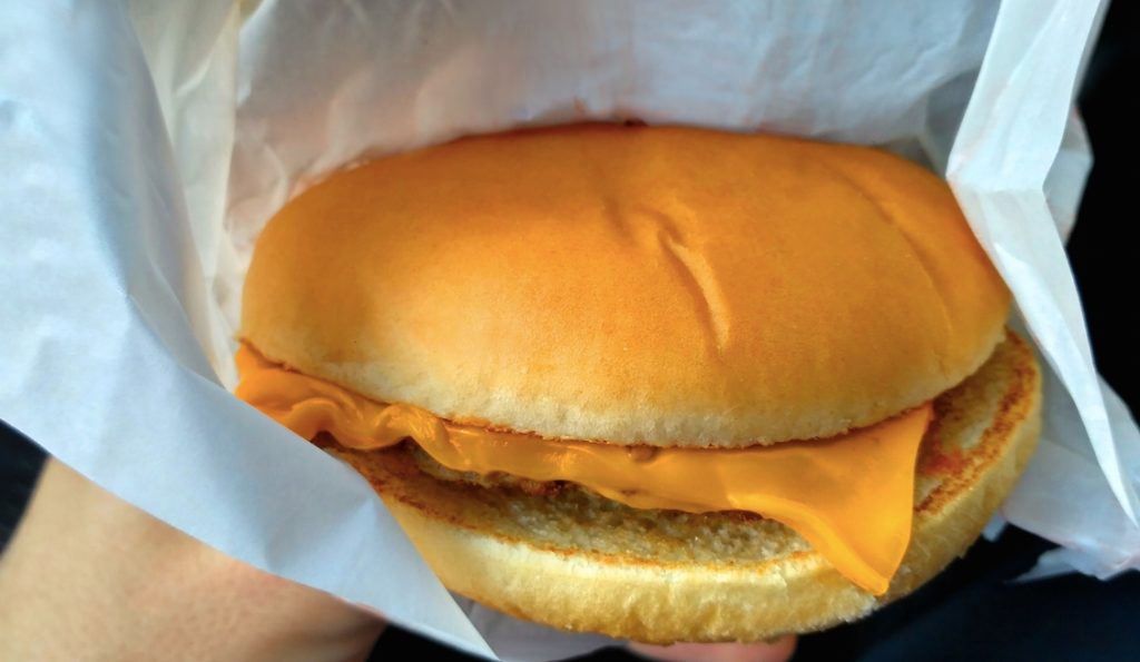 Natalie pakket ut en cheeseburger til sin 2 år gamle sønn – så oppdaget hun den livsfarlige detaljen