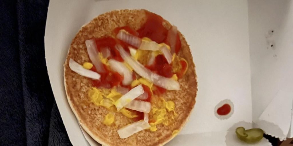 Kunde ba om ekstra sylteagurk i burgeren: Det tok McDonald’s-ansatt litt for bokstavelig