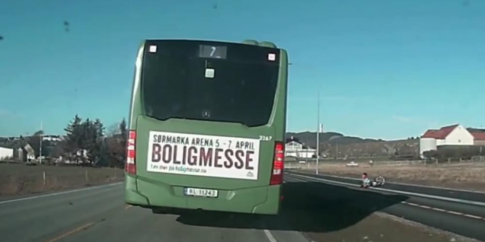 Bussjåfør stopper plutselig midt på veien av hjertevarmende årsak