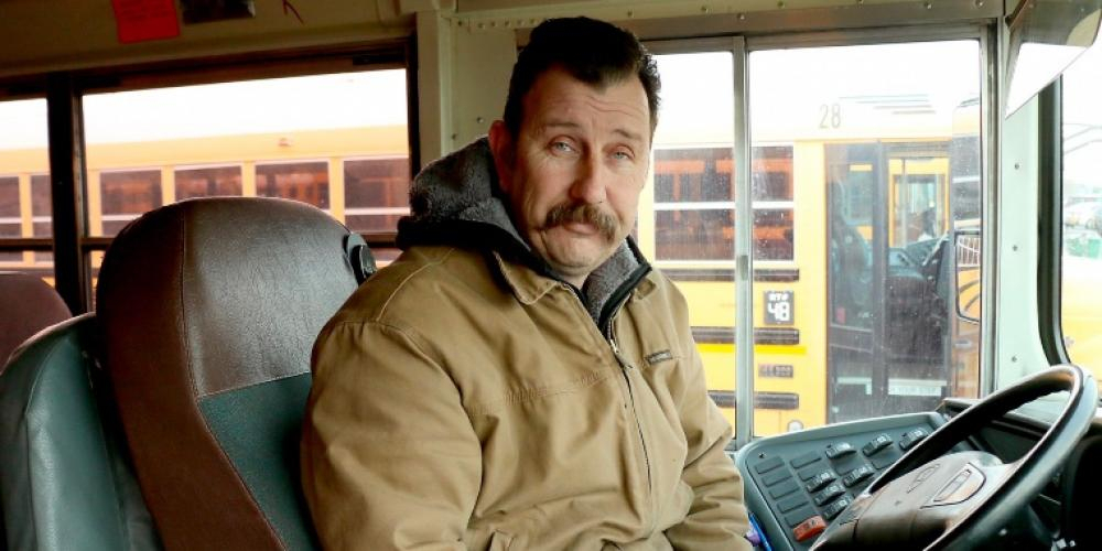 Bussjåfør John reagerte umiddelbart da en gråtende gutt kom inn i bussen