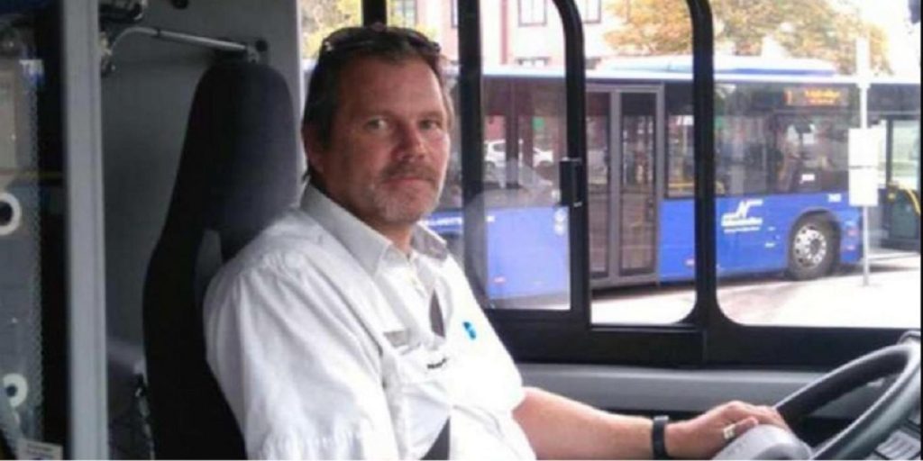 Bussjåfør Peter ser noe uvanlig i bakspeilet – det får ham til å bremse med en gang