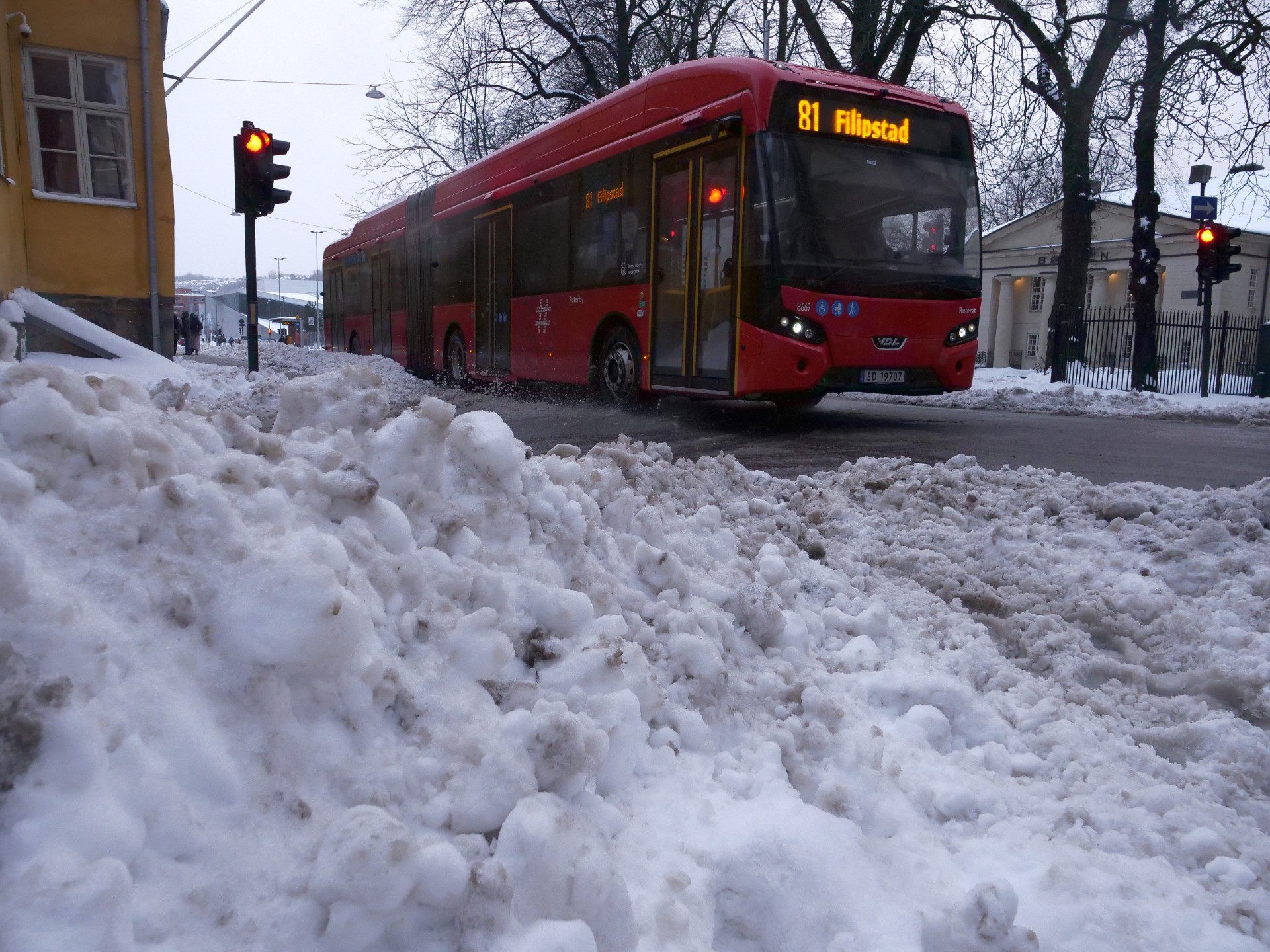 Dagens vær og trafikk: Snø, vanskelige kjøreforhold og trafikkadvarsler, så vær obs!