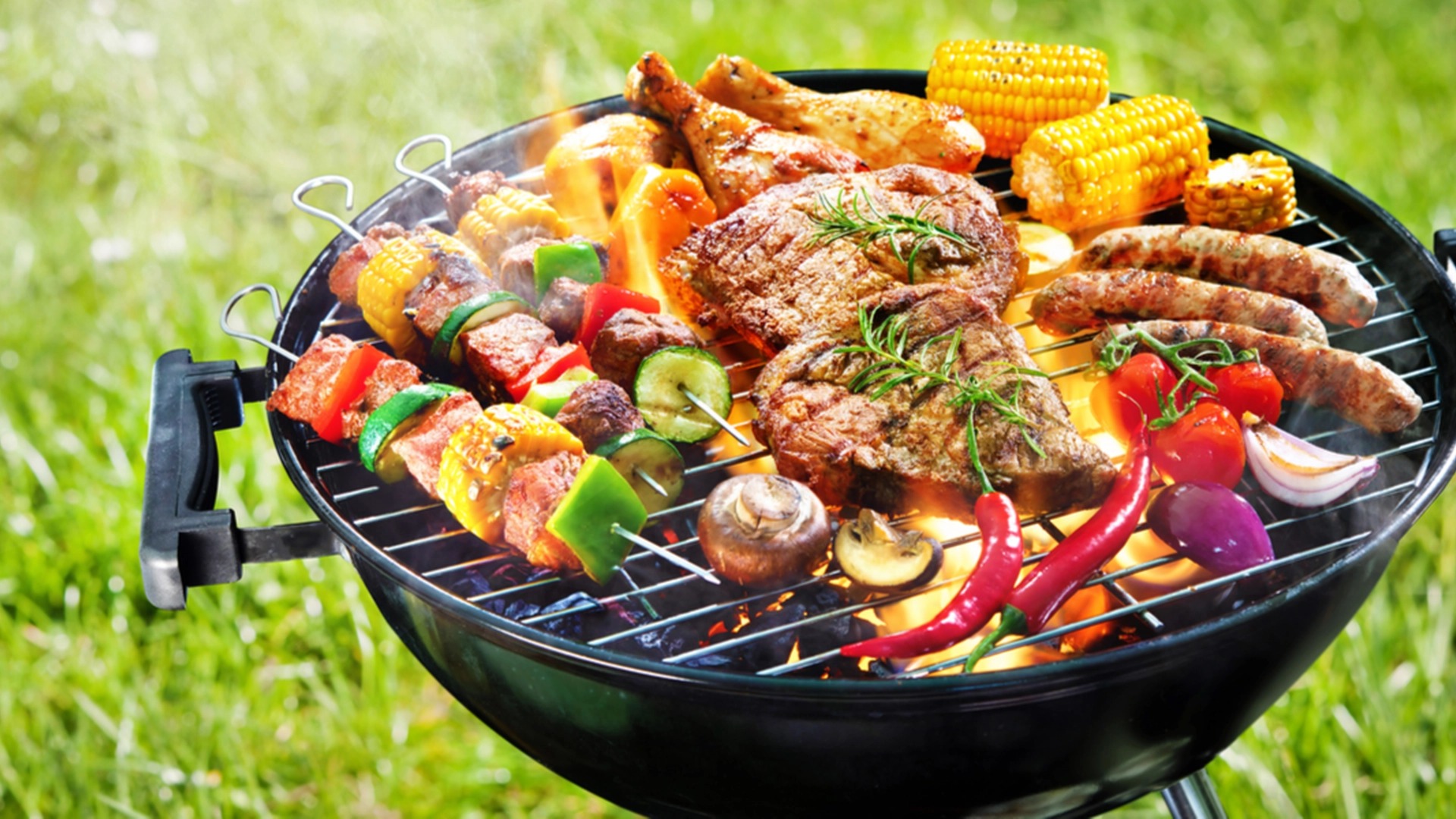 Trikset enhver BBQ-mester burde vite: Gni dette på grillen og INGEN mat vil brenne fast