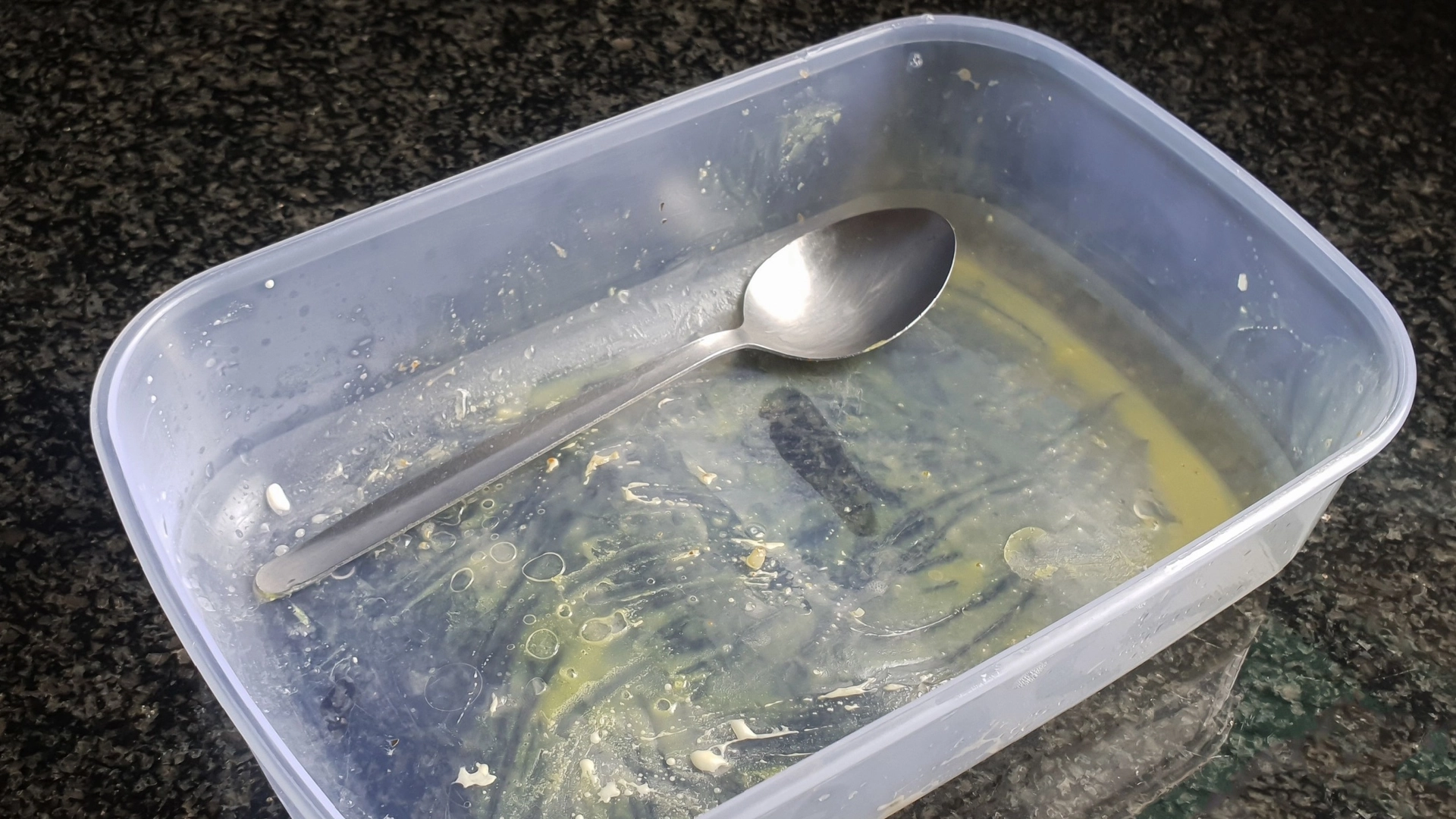 Mange har problemer med det: Slik fjerner du lukt og fett fra matbokser