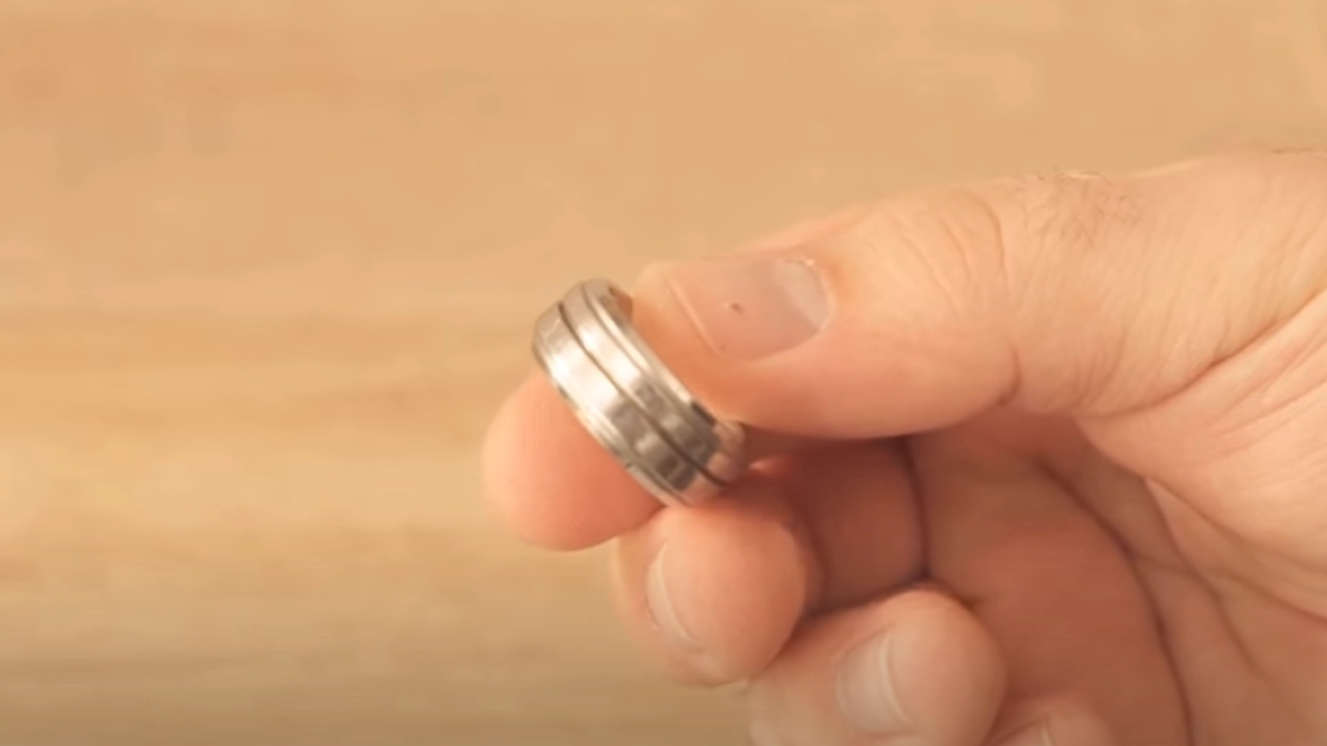 Han gjør tannkremtrikset alle smykkeeiere burde vite: Se magien skje