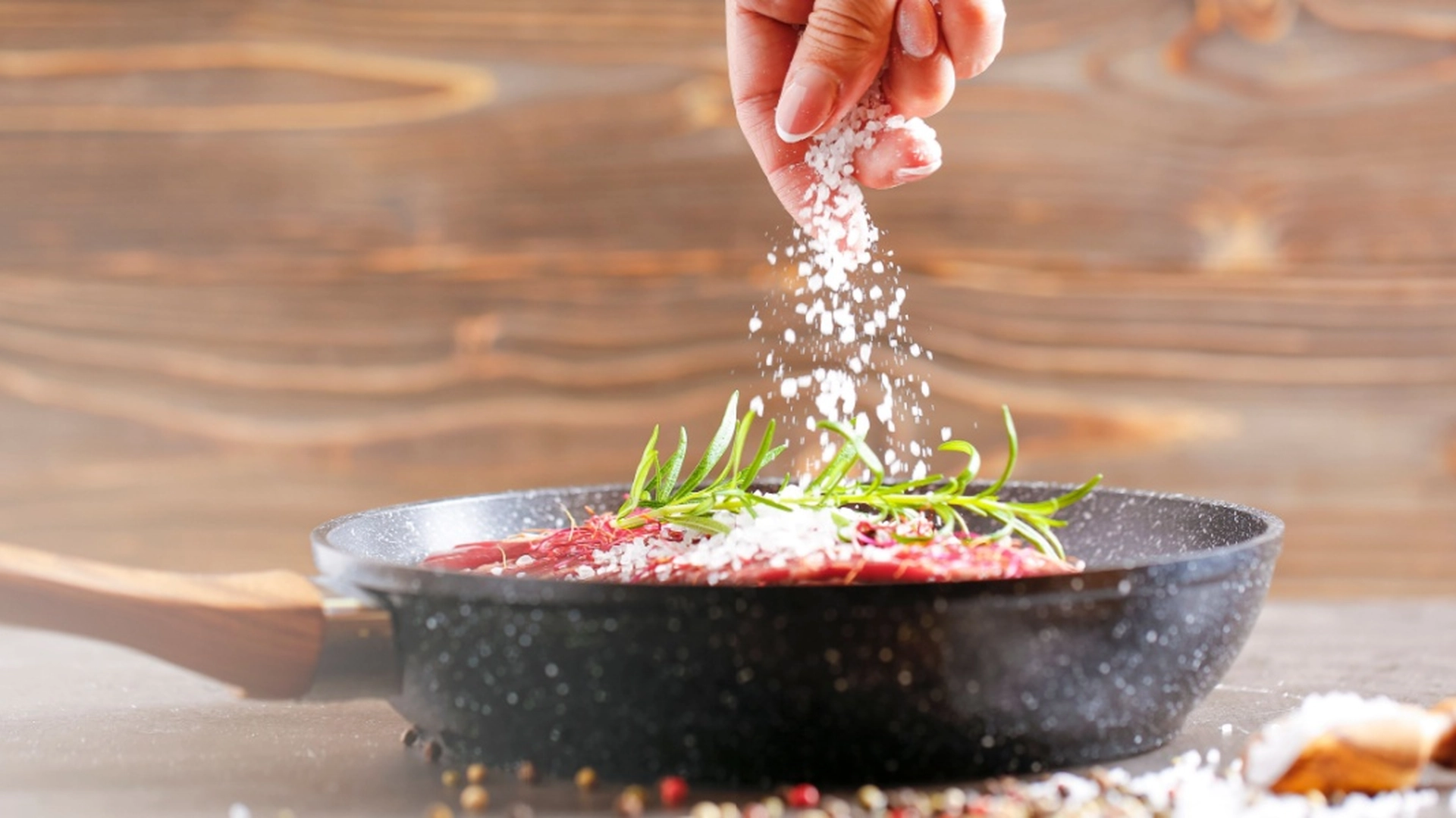 5 tegn på at du spiser for mye salt: Hvordan kroppen din advarer deg