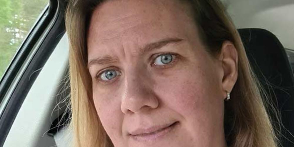Bussjåfør Catherina hoppet av bussen da hun så en mann ligge på veien