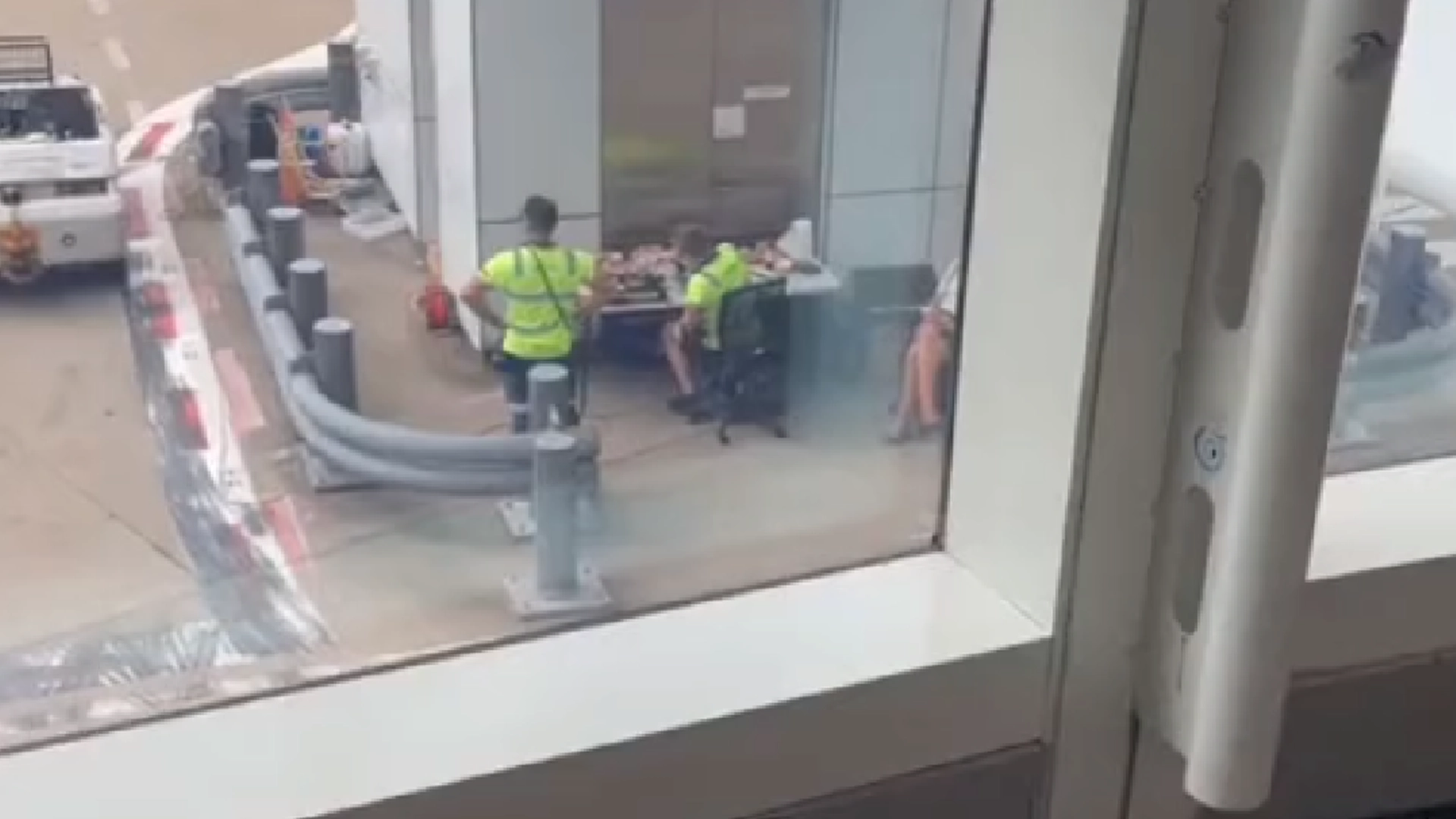 Videoen har gått viralt: Flybesetning fanget i «trøbbel» nær rullebanen