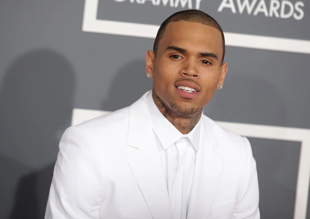 Chris Brown blir rasende: Kaster fansens telefon på publikum
