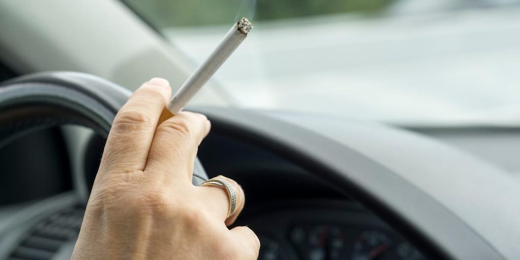 Kastet en sigarettsneip ut av vinduet på bilen hennes: Det skulle hun aldri ha gjort
