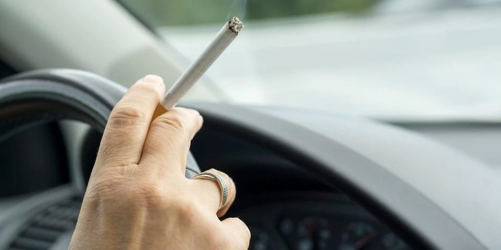 Kastet en sigarettsneip ut av vinduet på bilen hennes: Det skulle hun aldri ha gjort