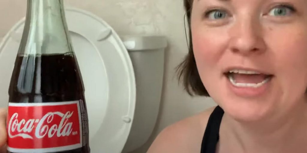 Hun tømmer en Coca-Cola i toalettet: Resultatet er overraskende