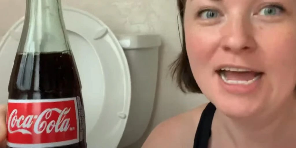 Hun tømmer en Coca-Cola i toalettet: Resultatet er overraskende