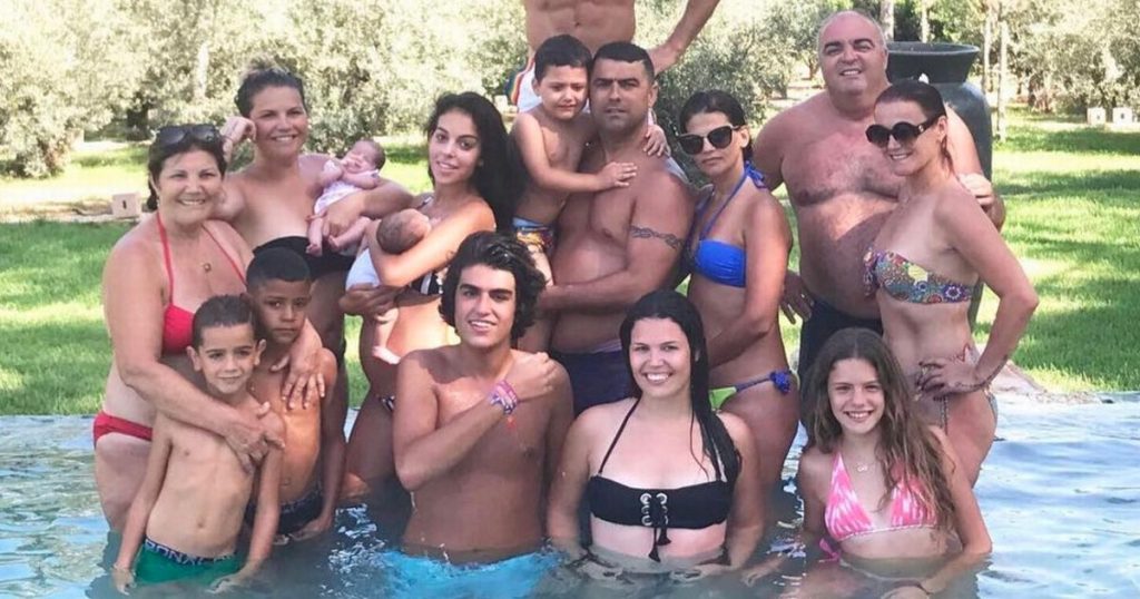 Cristiano Ronaldo stjeler i kjent stil oppmerksomheten på familiebildet