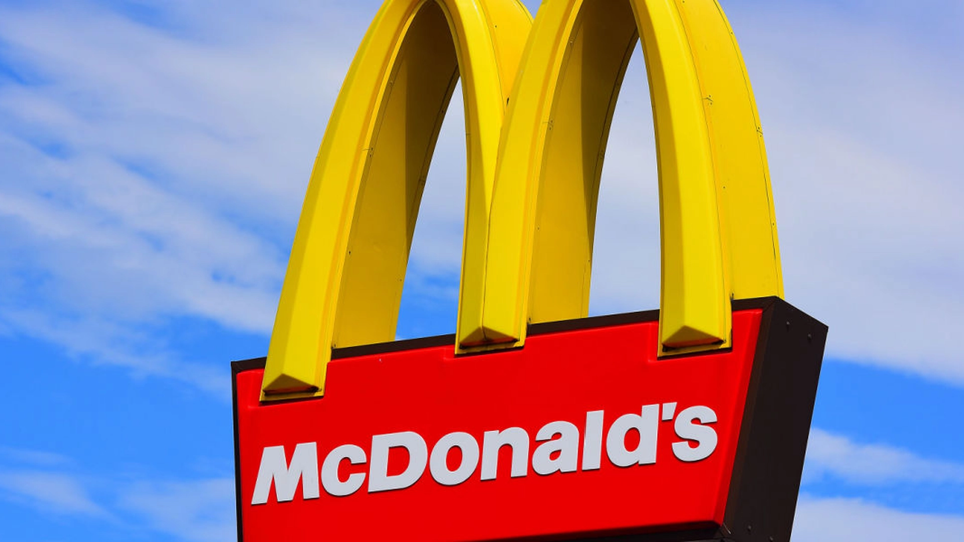 Mann var i ferd med å spise Big Mac-en sin da en måke angriper: Nå er han sint på kommunen og McDonalds