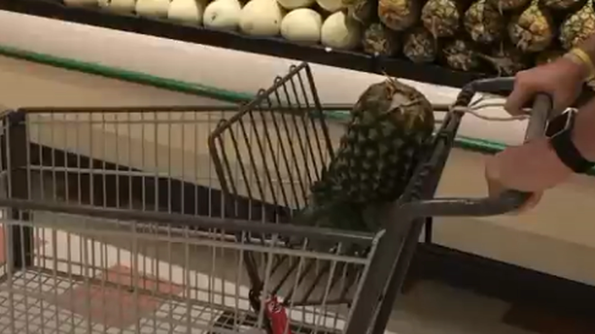 Har du sett noen med en opp-ned ananas i handlekurven? Her er den helt spesielle grunnen bak